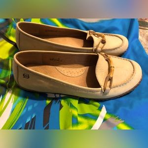 Born women flats with toe embellishment